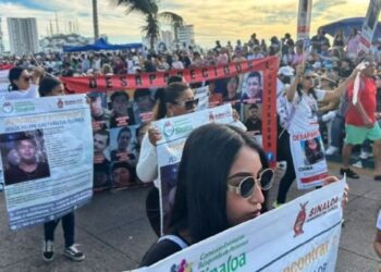Madres buscadoras protestan en el Carnaval de Mazatlán para visibilizar a sus desaparecidos
