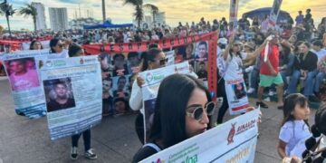 Madres buscadoras protestan en el Carnaval de Mazatlán para visibilizar a sus desaparecidos